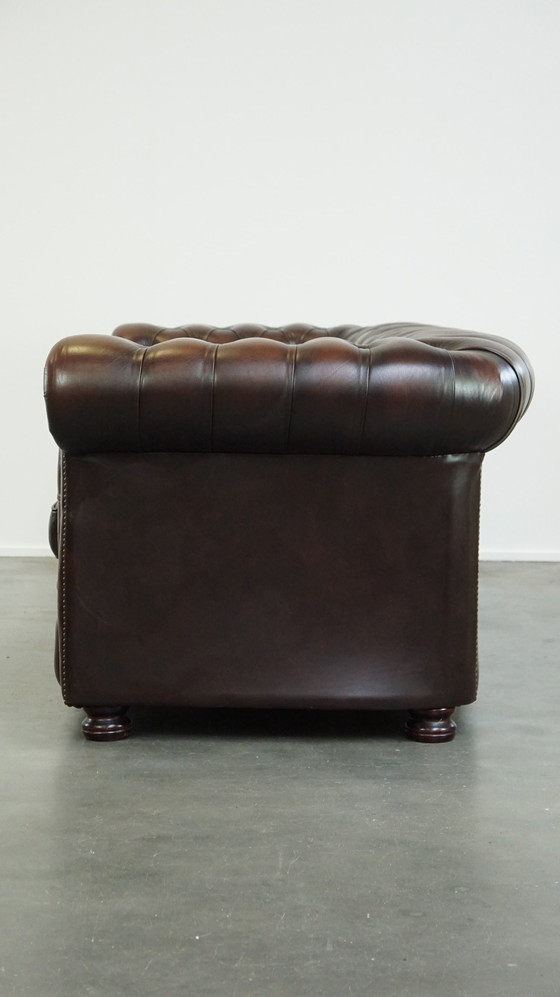 Image 1 of Canapé Chesterfield 2,5 places en cuir de vachette marron foncé