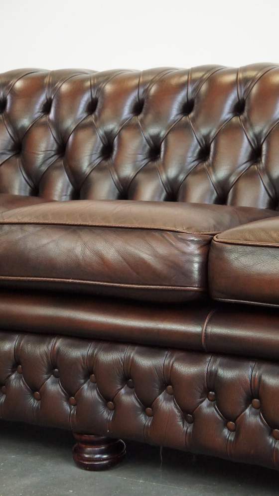 Image 1 of Canapé Chesterfield 2,5 places en cuir de vachette marron foncé