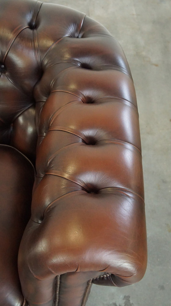 Image 1 of Canapé Chesterfield 2,5 places en cuir de vachette marron foncé