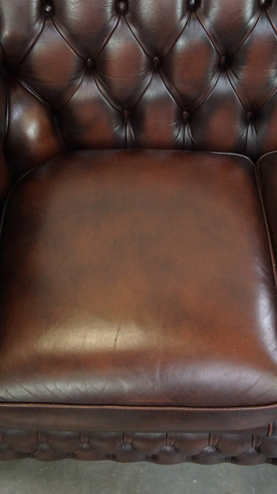 Image 1 of Canapé Chesterfield 2,5 places en cuir de vachette marron foncé