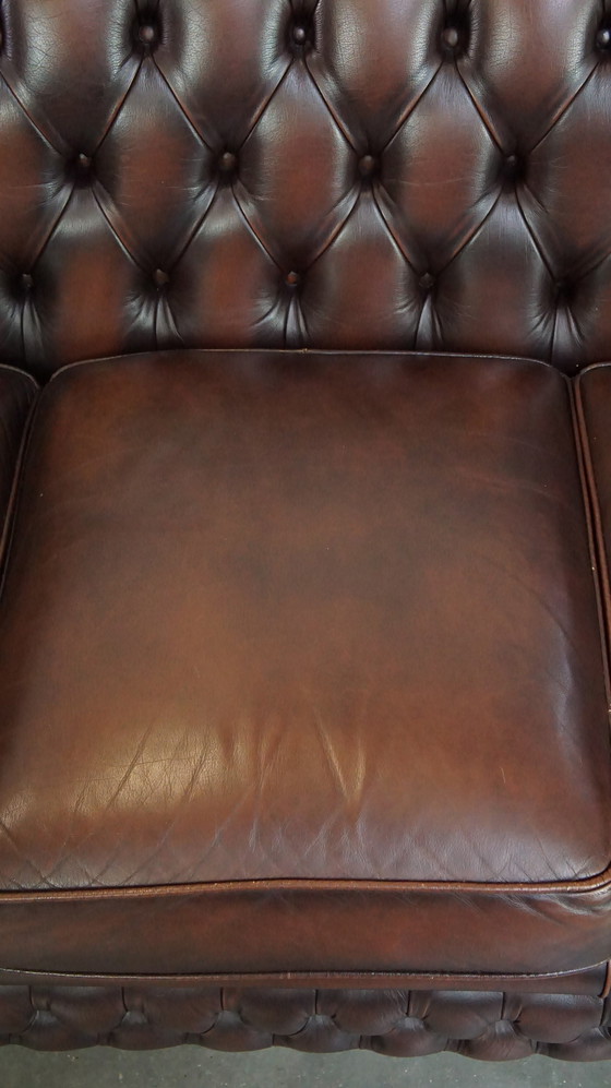 Image 1 of Canapé Chesterfield 2,5 places en cuir de vachette marron foncé