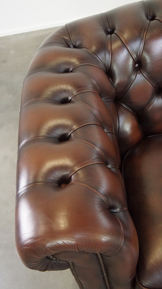 Image 1 of Canapé Chesterfield 2,5 places en cuir de vachette marron foncé