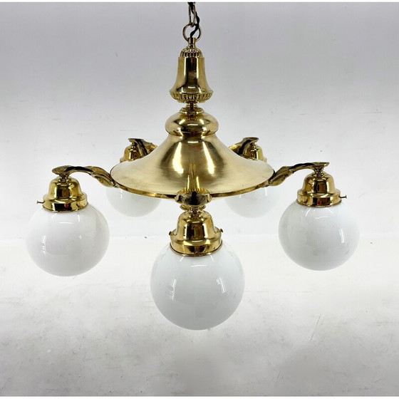 Image 1 of Lustre Vintage Art Déco en laiton et verre de lait, Tchécoslovaquie