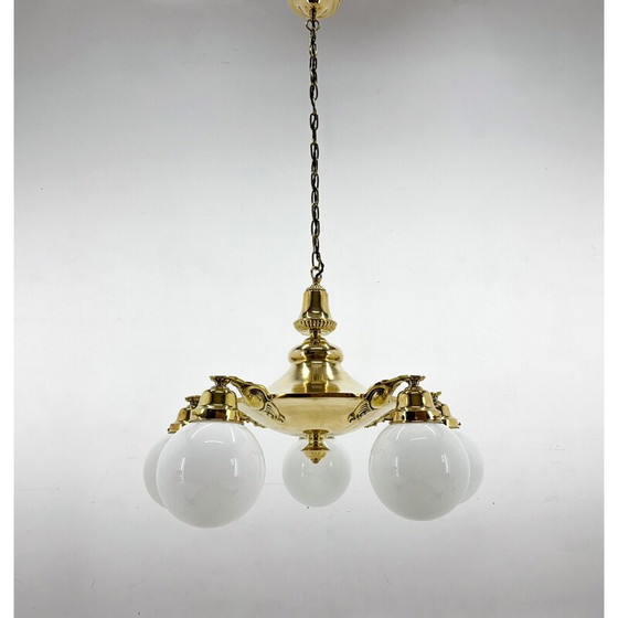 Image 1 of Lustre Vintage Art Déco en laiton et verre de lait, Tchécoslovaquie