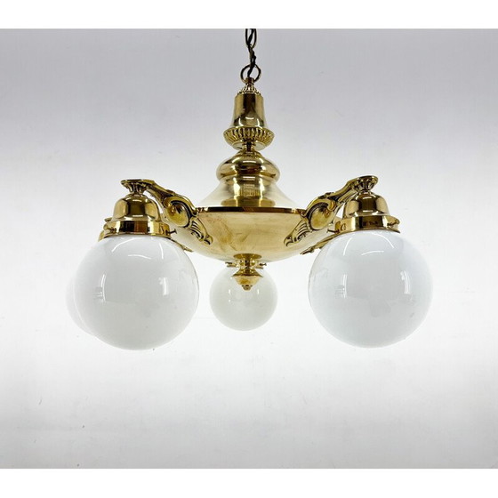 Image 1 of Lustre Vintage Art Déco en laiton et verre de lait, Tchécoslovaquie
