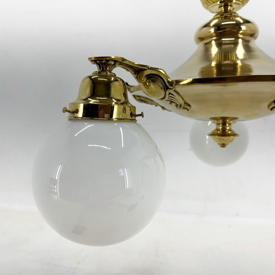 Image 1 of Lustre Vintage Art Déco en laiton et verre de lait, Tchécoslovaquie