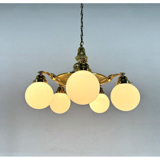 Image 1 of Lustre Vintage Art Déco en laiton et verre de lait, Tchécoslovaquie