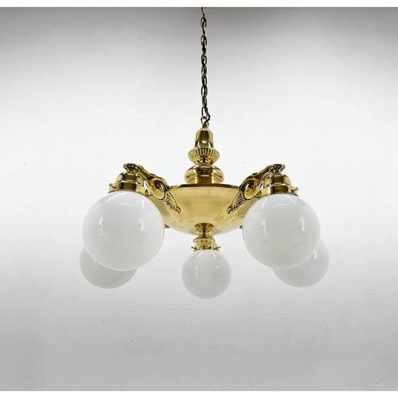 Image 1 of Lustre Vintage Art Déco en laiton et verre de lait, Tchécoslovaquie