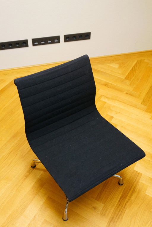 Vitra Ea 101 Aluminium Chair | Housse en hopsack, couleur Nero | Pied 4 étoiles chromé