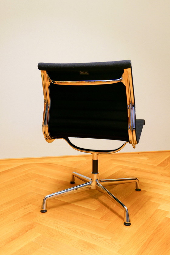 Image 1 of Vitra Ea 101 Aluminium Chair | Housse en hopsack, couleur Nero | Pied 4 étoiles chromé