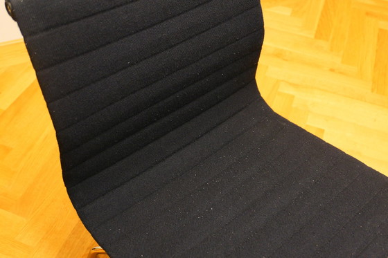 Image 1 of Vitra Ea 101 Aluminium Chair | Housse en hopsack, couleur Nero | Pied 4 étoiles chromé