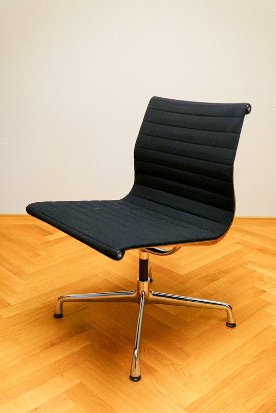 Image 1 of Vitra Ea 101 Aluminium Chair | Housse en hopsack, couleur Nero | Pied 4 étoiles chromé