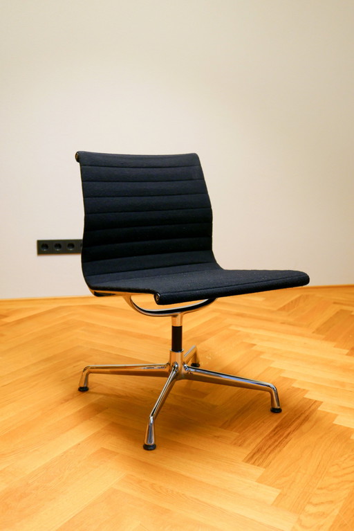 Vitra Ea 101 Aluminium Chair | Housse en hopsack, couleur Nero | Pied 4 étoiles chromé