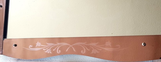 Image 1 of Miroir Art Déco avec décoration florale dans une boîte en verre rose