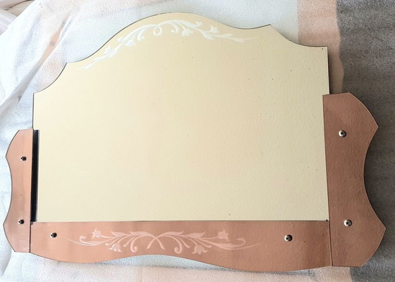 Image 1 of Miroir Art Déco avec décoration florale dans une boîte en verre rose