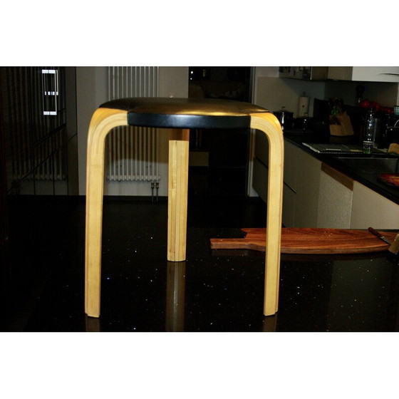 Image 1 of Tabouret vintage en bouleau et cuir par Alvar Aalto pour Artek, 1960