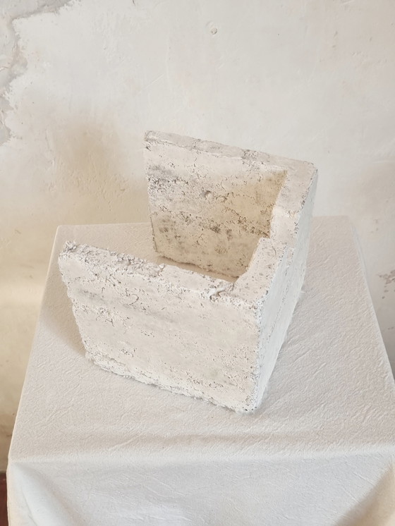 Image 1 of Nichoir brutaliste de Knut Wentink, nichoir à lolos en béton