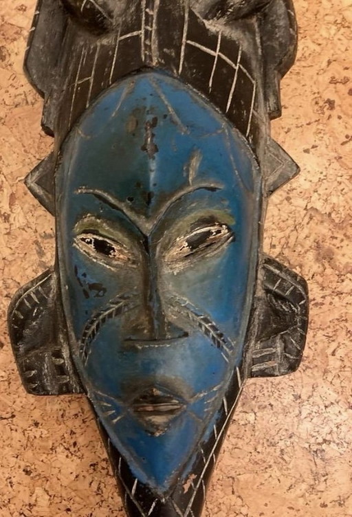 Masque fait à la main en Côte d'Ivoire