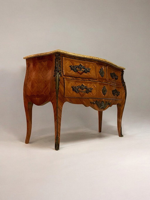 Commode Sauteuse Galbée De Style Louis Xv 