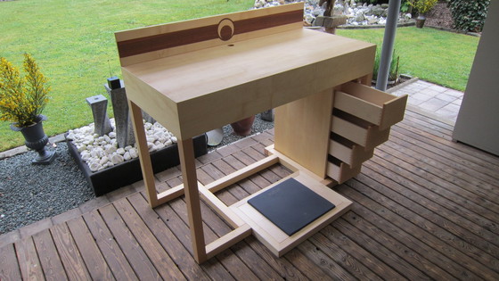 Image 1 of Bureau debout en bois massif avec tapis "Kybun" Démarrer le travail ergonomique