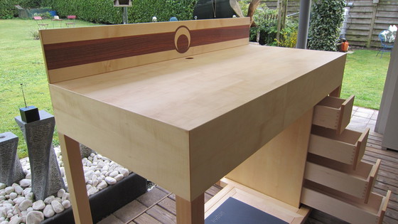 Image 1 of Bureau debout en bois massif avec tapis "Kybun" Démarrer le travail ergonomique