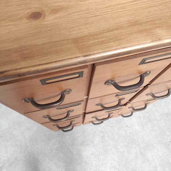 Image 1 of Armoire d'atelier vintage en bois massif avec 12 tiroirs