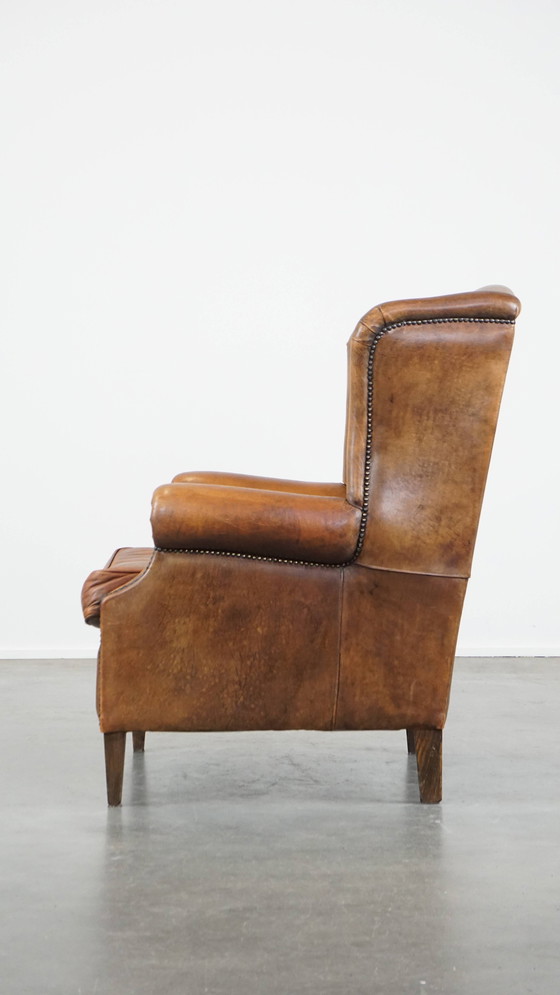 Image 1 of Grand fauteuil à oreilles en cuir de mouton avec clous ornementaux