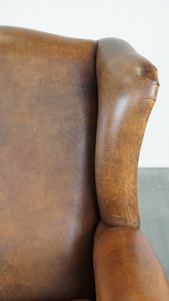 Image 1 of Grand fauteuil à oreilles en cuir de mouton avec clous ornementaux