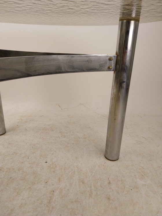 Image 1 of 1 X Table basse des années 1960 de la République Tchèque.  Chrome avec feuilles de fumé fraisées.