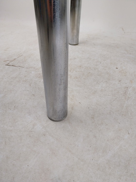 Image 1 of 1 X Table basse des années 1960 de la République Tchèque.  Chrome avec feuilles de fumé fraisées.