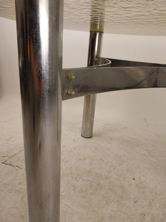 Image 1 of 1 X Table basse des années 1960 de la République Tchèque.  Chrome avec feuilles de fumé fraisées.