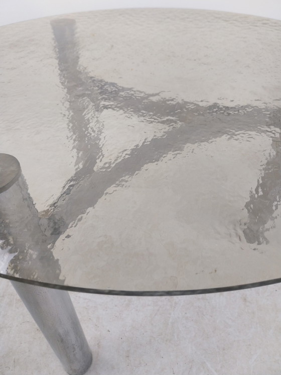 Image 1 of 1 X Table basse des années 1960 de la République Tchèque.  Chrome avec feuilles de fumé fraisées.