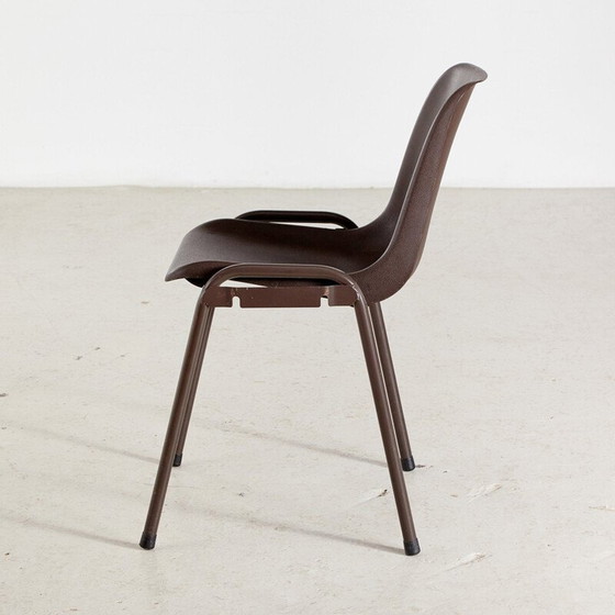Image 1 of Chaise empilable en plastique vintage 1970