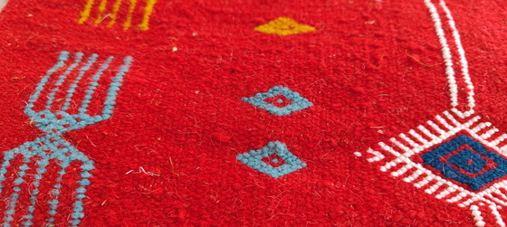 Image 1 of Tapis Kilim Rouge À Motifs Berbères Tissé Mains