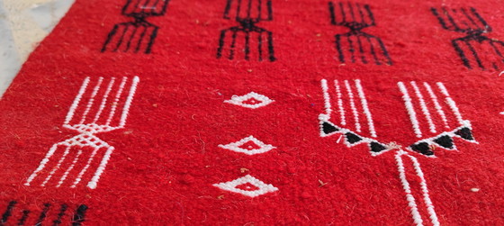 Image 1 of Tapis Kilim Rouge À Motifs Berbères Tissé Mains