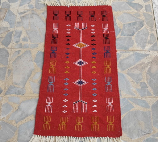 Tapis Kilim Rouge À Motifs Berbères Tissé Mains