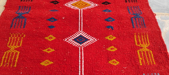 Image 1 of Tapis Kilim Rouge À Motifs Berbères Tissé Mains