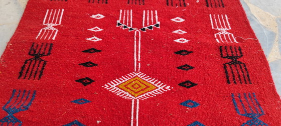 Image 1 of Tapis Kilim Rouge À Motifs Berbères Tissé Mains