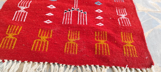 Tapis Kilim Rouge À Motifs Berbères Tissé Mains