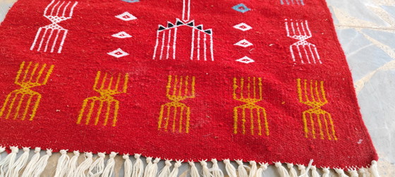 Image 1 of Tapis Kilim Rouge À Motifs Berbères Tissé Mains