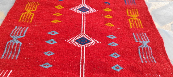 Image 1 of Tapis Kilim Rouge À Motifs Berbères Tissé Mains