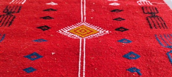 Image 1 of Tapis Kilim Rouge À Motifs Berbères Tissé Mains