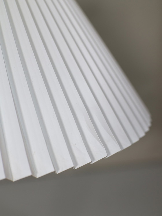 Image 1 of Le Klint 328 Lampe de table danoise Vintage en laiton Plissé Abat-jour