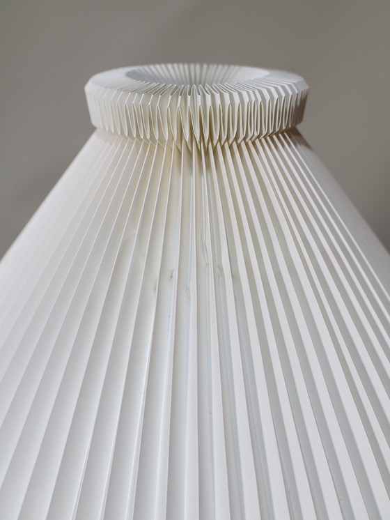 Image 1 of Le Klint 328 Lampe de table danoise Vintage en laiton Plissé Abat-jour