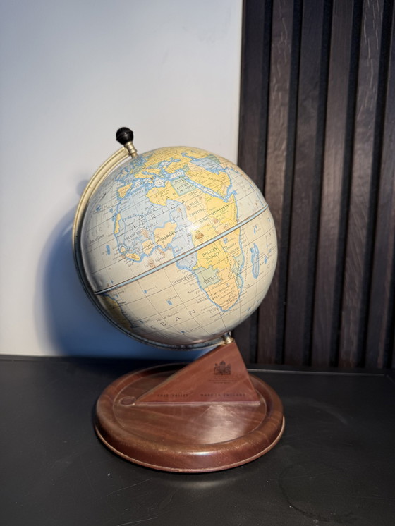 Image 1 of Globe terrestre en étain Chad Valley