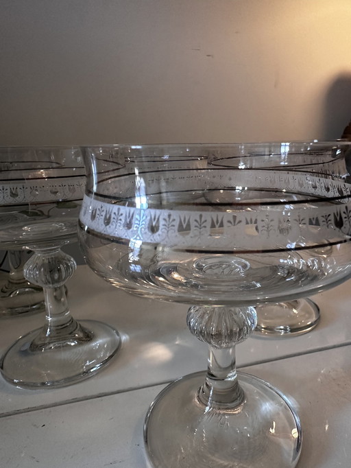 Verres à champagne coupés en cristal