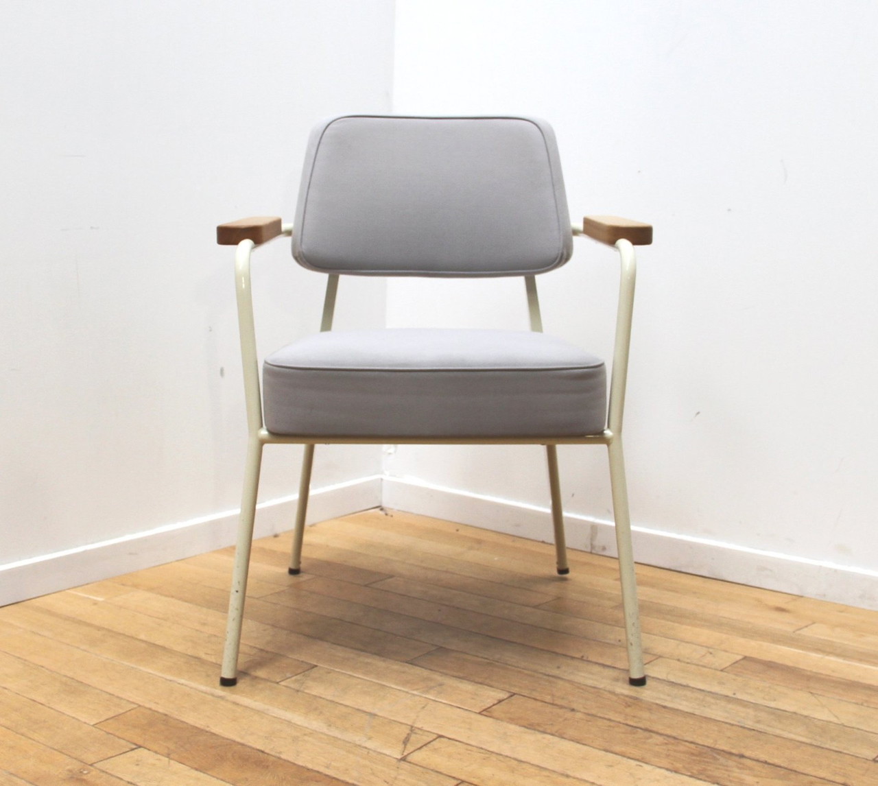 Fauteuil de Direction Jean Prouvé, Vitra | €1,550 | Whoppah