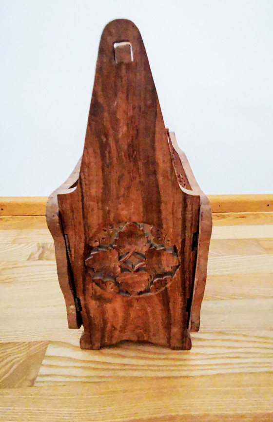 Image 1 of Boîte à journaux, années 1970. Inde, découpé à la main avec incrustation