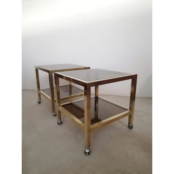 Image 1 of Paire de tables d'appoint vintage en laiton et verre fumé avec roulettes, Italie 1970
