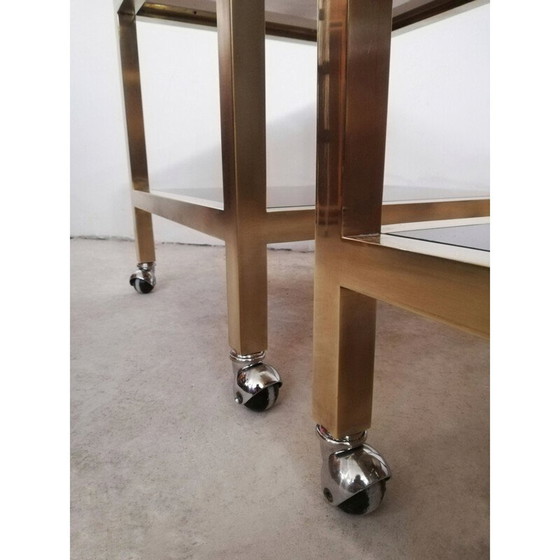Image 1 of Paire de tables d'appoint vintage en laiton et verre fumé avec roulettes, Italie 1970
